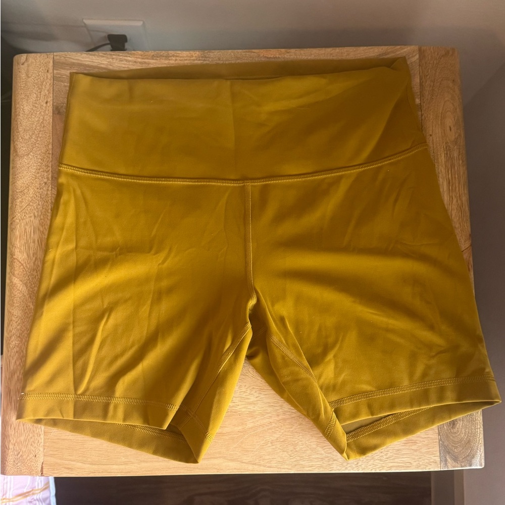 Lululemon Athletica Wunder Train High-Rise
Short 6" NWOT in Gold Spice